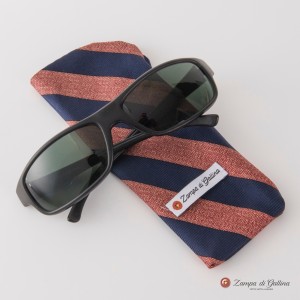 Pochette portaocchiali di seta con righe blu e salmone